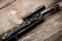 Arisaka Defense Asevalot ^ Offset Scout Mount M-Lok valokiinnike