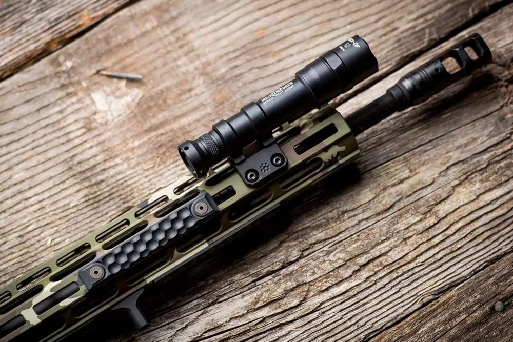 Arisaka Defense Asevalot ^ Offset Scout Mount M-Lok valokiinnike