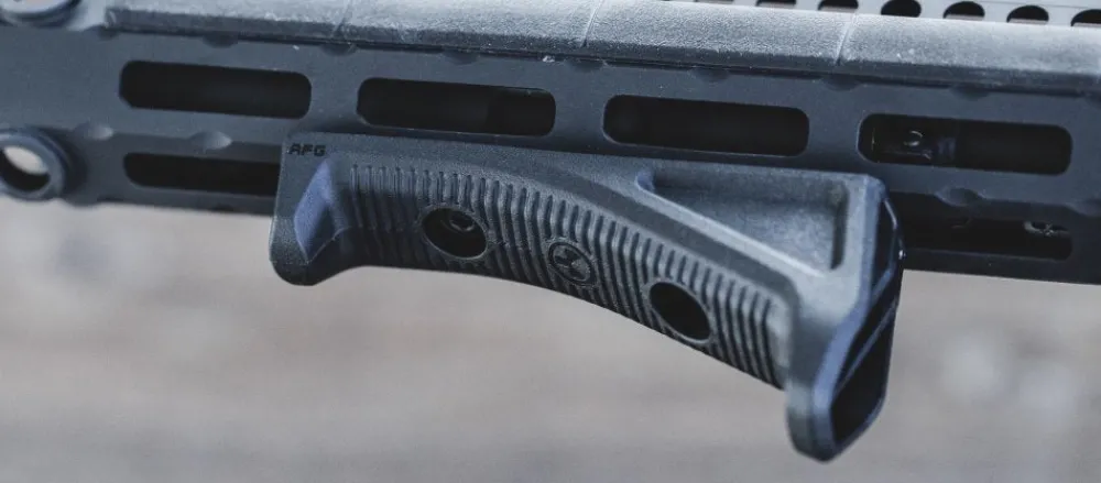 Magpul Muut Asetarvikkeet ^ M-LOK AFG Angled Fore-Grip viisto etukädensija M-LOK-kädensuojukseen