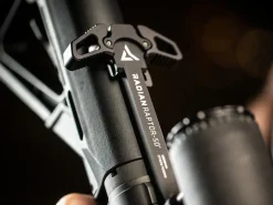Radian Muut Asetarvikkeet ^ Raptor-SD AR-10 latauskahva, Musta