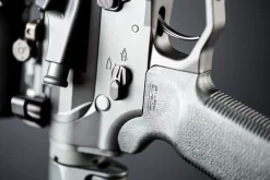 Radian Muut Asetarvikkeet ^ Raptor/Talon AR-15 latauskahva-varmistinsetti, Musta