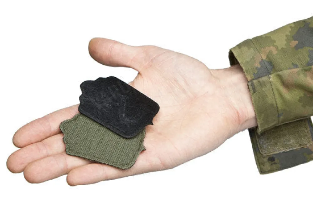 Varusteleka Tunnukset ^ Suojeluskunnan hihamerkki, kenttävärit